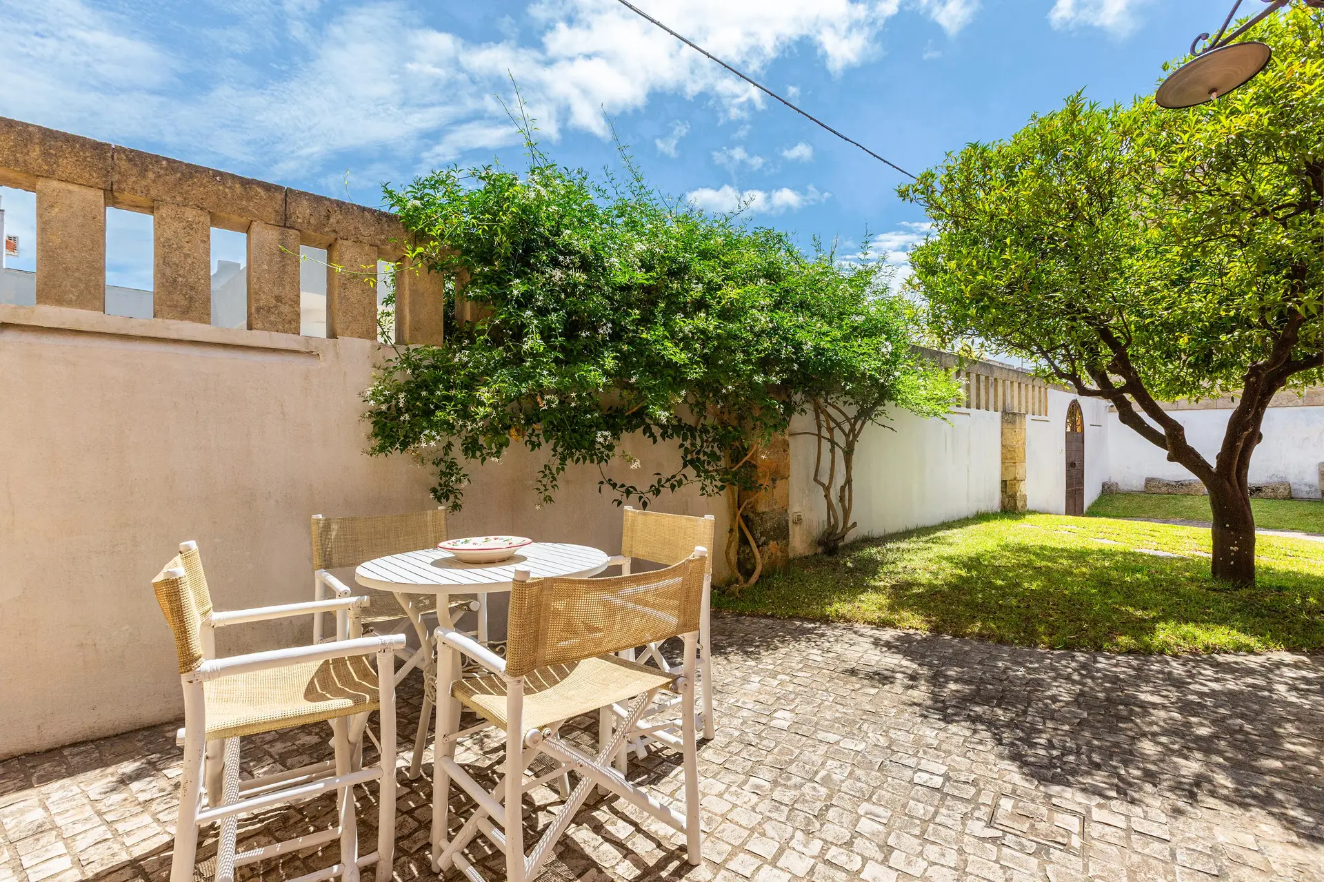 Tavolo nel giardino de L'Adelaide