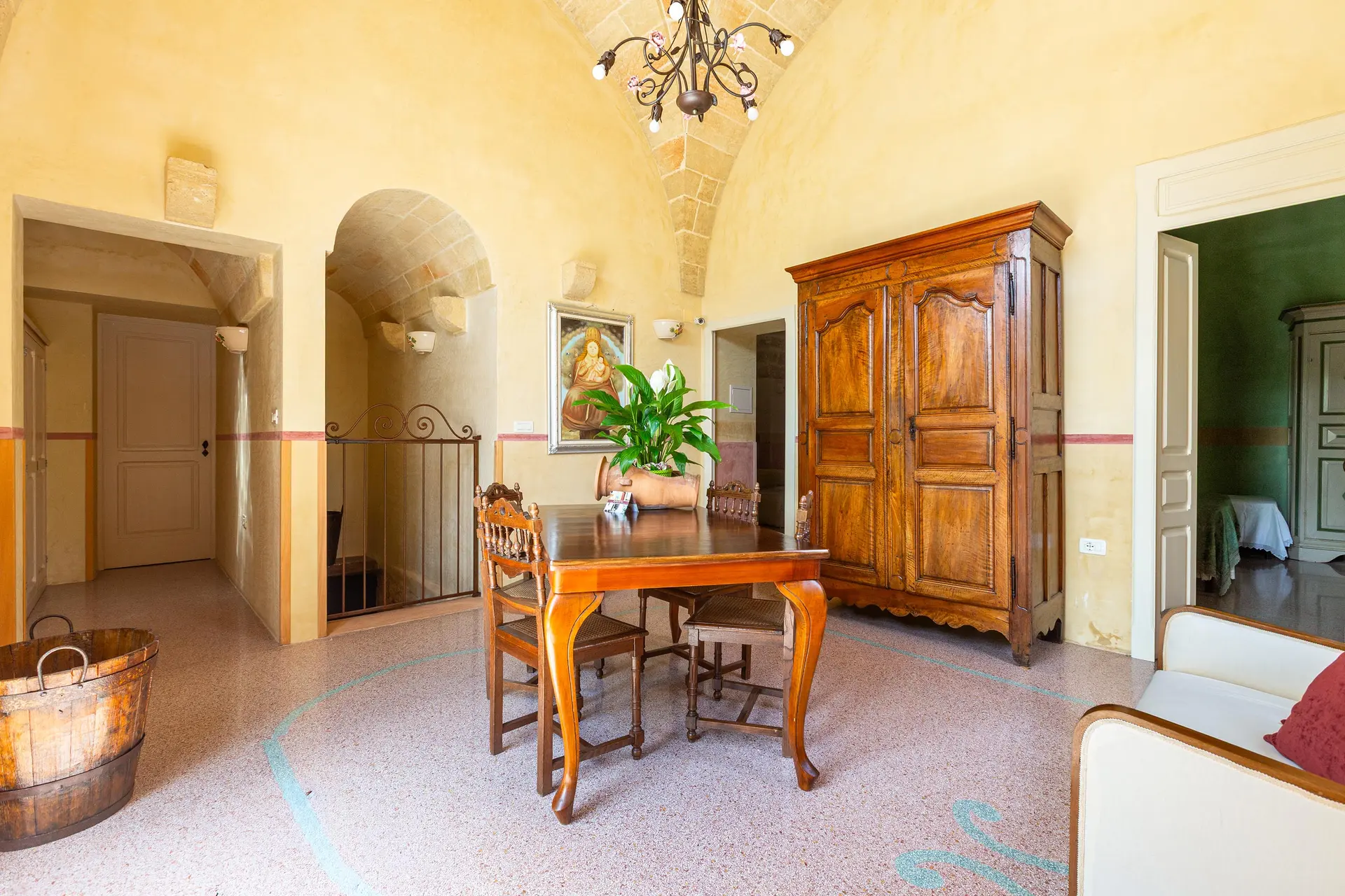 Sala comune con arredi d'epoca